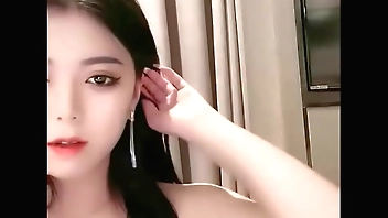 车模下海激情大战，特写吃吊口活棒，第一视角猛怼骚穴，主动骑乘位套弄