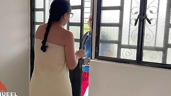 RAPPI FUCKS HER HOT MILF CUSTOMER IN EXCHANGE FOR THE ORDER AND COVERS HER IN CUM