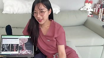 Estudiante de medicina de AMAF Elle Lee le devuelve el favor a su tutor