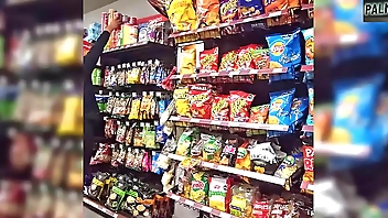 Estaba esperando a mi novio en la bodega y un desconocido me convenció para grabar un video - Espero que mi novio no se entere que tengo la corrida de otra persona en mi coño, pues el condón se rompió!