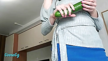 my creamy cunt started leaking from the cucumber. fisting and squirting