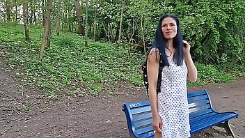 No Panties in public park and peeing