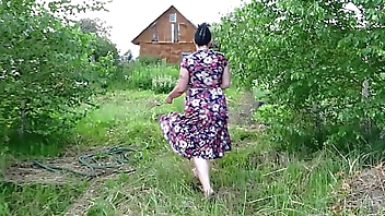 Mature housewife masturbates with a cucumber in the garden outdoors. She leaves the vegetable inside her pussy and goes home. Amateur fetish. PAWG.