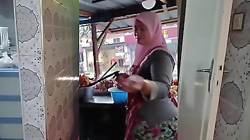 Thick Muslim Indonesian Milf