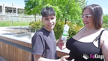 Ultimate BIG TITS poll: BBW MILF Mae Quira questions randoms at the street