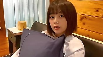 Hey, I want to have sex now... My girlfriend has a cute face and a strong sexual desire, so I asked her, and I pumped a lot of sperm into her pussy.